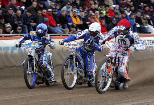 Tät kamp mellan tre giganter  under säsongen 2007. Rune Holta, Tomas Gollob och Jason Crump