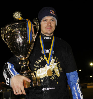 Jarek Hampel med SM-bucklan 2014