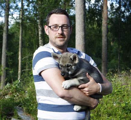 Celine är en av tre tikar som stannar i Småland, närmare bestämt i Äng hos Emil Erixon